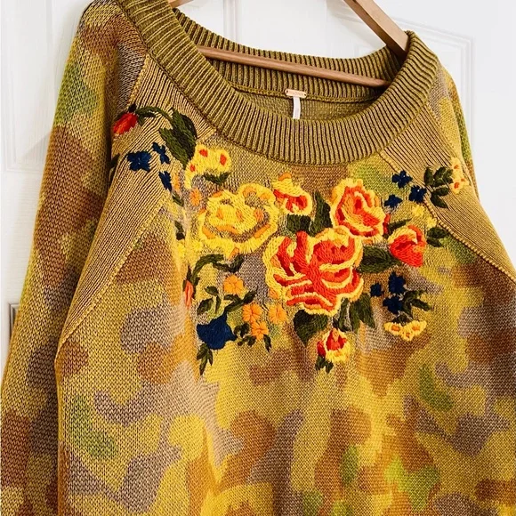 *RARE* Free People Camo Rose Pullover Sweater Size S - Picture 5 of 8